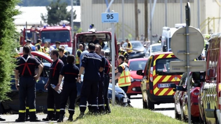 Un om decapitat și mai mulți răniți, într-un atac terorist, în Franța. Un prim suspect, arestat