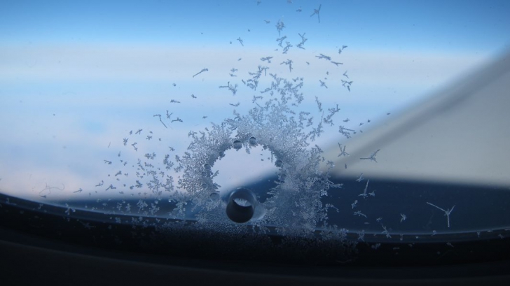 Misterul găurilor din geamurile avioanelor a fost explicat 