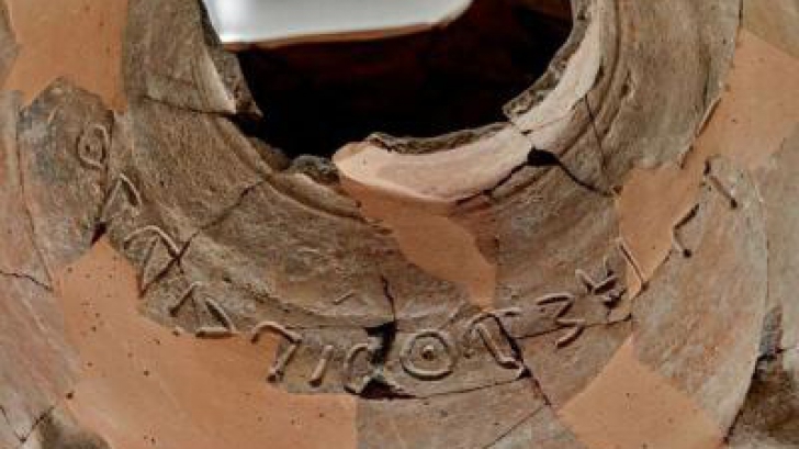 O inscripție pe un vas ceramic din perioada regelui David, descoperită într-un oraș antic din Israel
