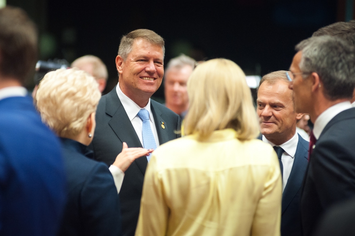 Klaus Iohannis, primire călduroasă la Consiliul European. Discuții cu Merkel. Cu cine s-a îmbrățișat