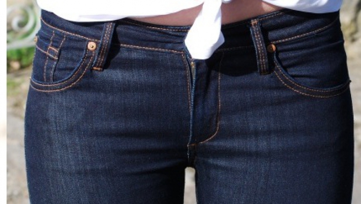 Caz şocant! "Skinny jeans" au băgat o femeie în spital cu paralizie