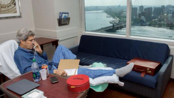 John Kerry a postat un "selfie" din spital, la zece zile după ce a suferit fractura de femur