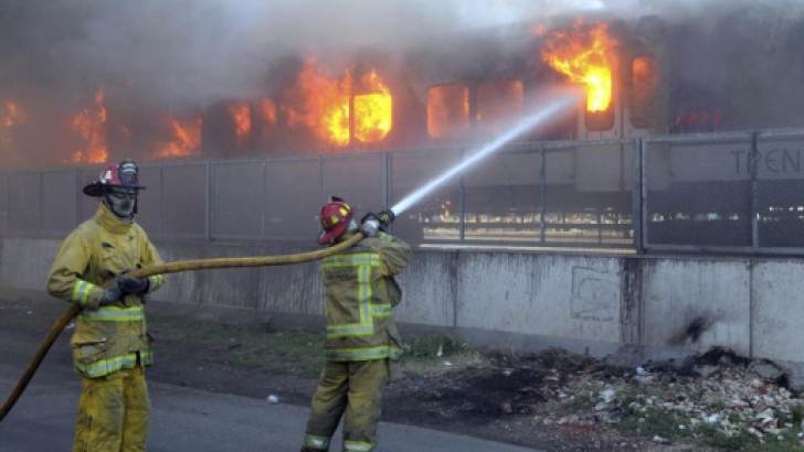 Buzău: Locomotiva unui tren care transporta 32 de vagoane cu ţiţei a luat foc