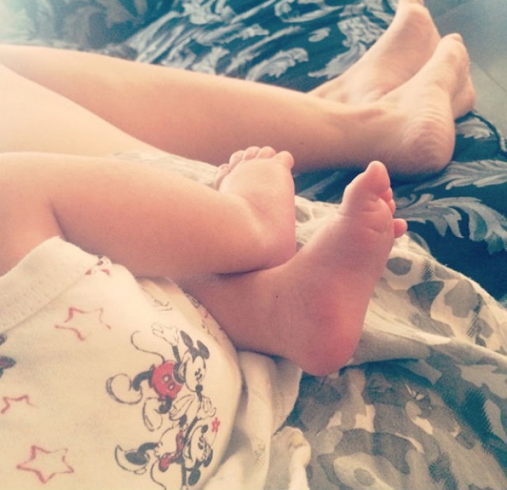 Cum a fost surprinsă Andreea Mantea cu fiul ei în pat