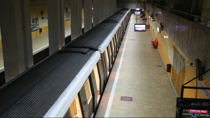 Panică la metrou: O femeie de 80 de ani a căzut sub garnitura de tren