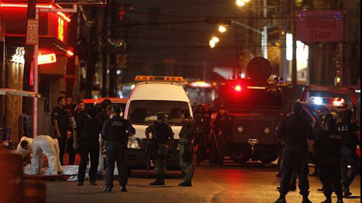 Zece morți într-un atac armat dintr-un bar din apropiere de Monterrey