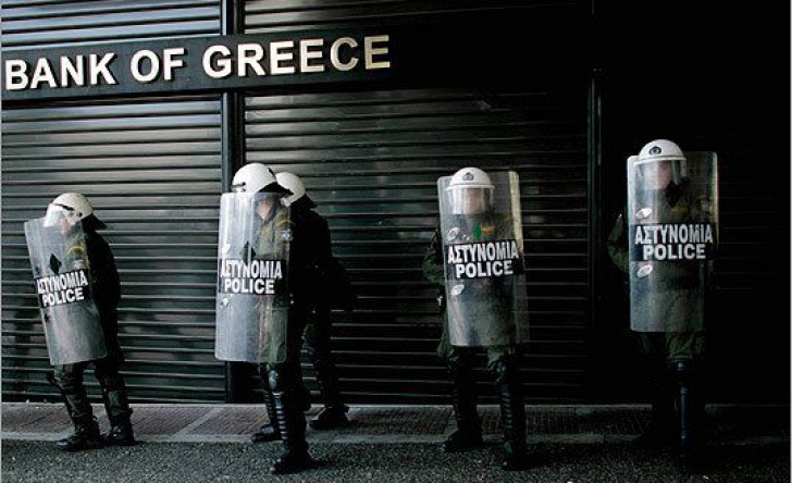 Băncile, luate cu asalt de greci