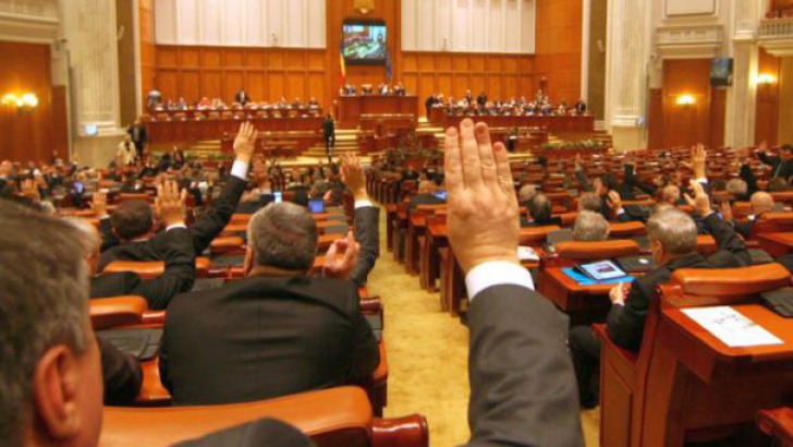 Pensii de lux pentru aleşi. Unii parlamentari vor lua de 11 ori pensia minimă a unui român