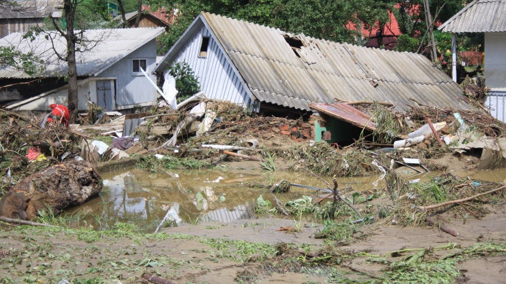 Prăpăd, în ţară, după ploi: case prăbuşite, zeci de gospodării, sub ape