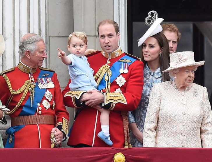 Prințul George, apariție înduioșătoare la aniversarea străbunicii sale. Imaginile sunt virale