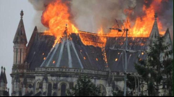 Incendiu devastator la o bazilică din Franţa
