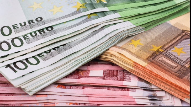 Veşti proaste pentru românii cu credite în euro. Leul a încheiat săptămâna pe minus