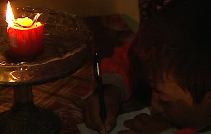 Sebastian, micuțul care învață să scrie la lumina lumânării