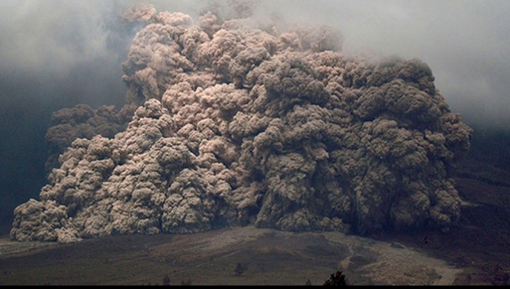Nori uriași de cenușă acoperă cerul de deasupra Indoneziei
