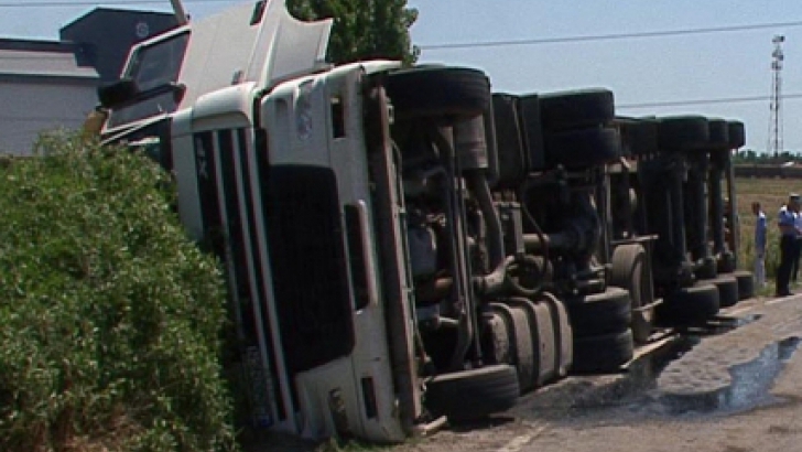 Un camion încărcat cu 18 tone de carne s-a răsturnat pe centura ocolitoare a oraşului Săcele