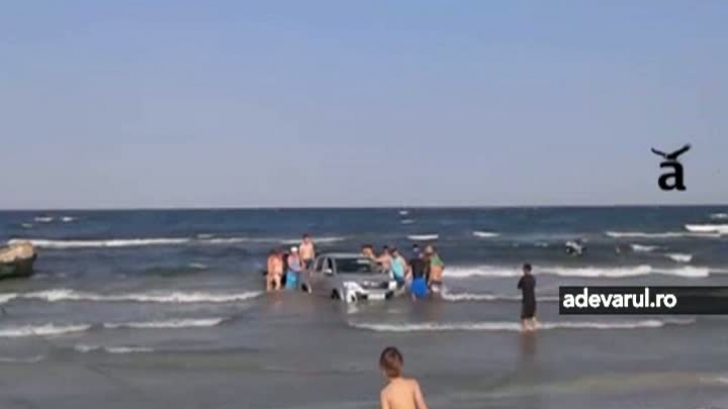 Imagini spectaculoase: maşină scoasă din mare, la Năvodari, cu ajutorul turiştilor