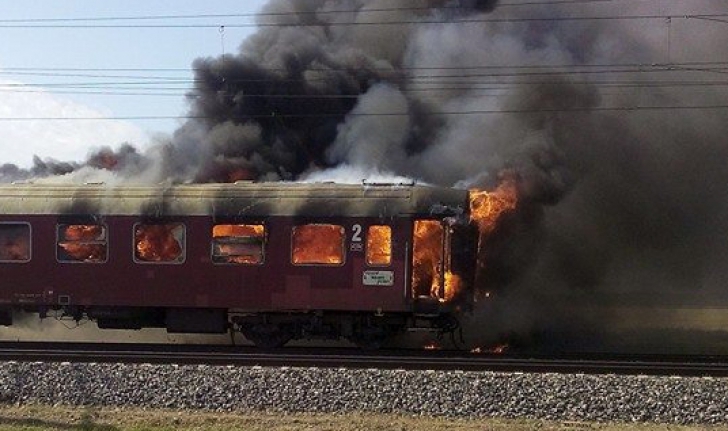 Incendiu într-un tren care circula pe ruta București-Constanța: Zeci de pasageri, evacuaţi