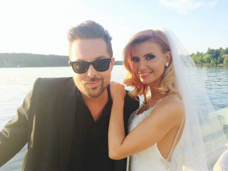 Nuntă în showbiz-ul românesc. Un cântăreţ s-a căsătorit cu o prezentatoare TV