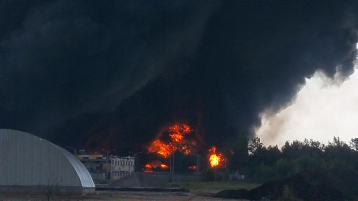 Mai multe persoane au pierit într-un incendiu provocat de o explozie gigantică, în apropiere de Kiev
