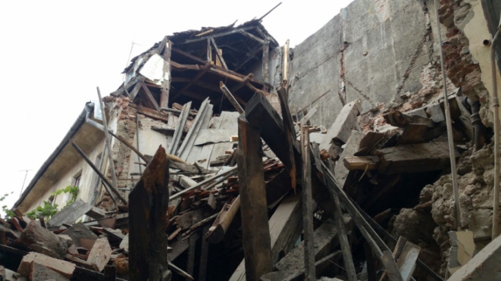 Zidul unei clădiri din Piaţa Sfatului din Braşov s-a prăbuşit. Imagini de la faţa locului 