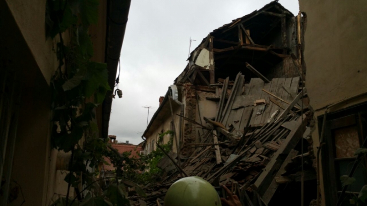 Zidul unei clădiri din Piaţa Sfatului din Braşov s-a prăbuşit. Imagini de la faţa locului 