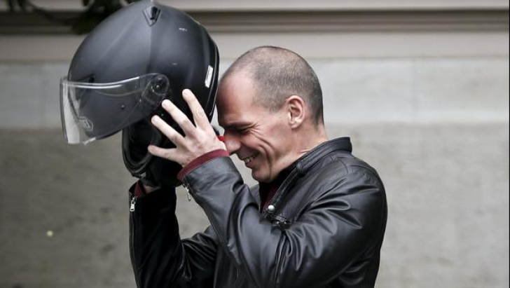 Varoufakis vrea să pupe mâna Angelei Merkel după ce i-o răsucește la spate