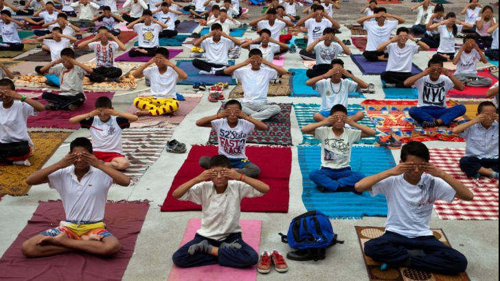 Zeci de mii de oameni au celebrat, în New Delhi, prima „Zi Internațională a Yoga”