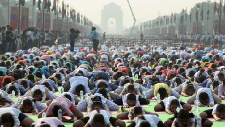 Zeci de mii de oameni au celebrat, în New Delhi, prima „Zi Internațională a Yoga”
