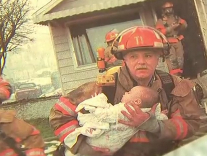 A salvat un copil din casa în flăcări. Poza care arată ce s-a întâmplat după 17 ani e emoționantă