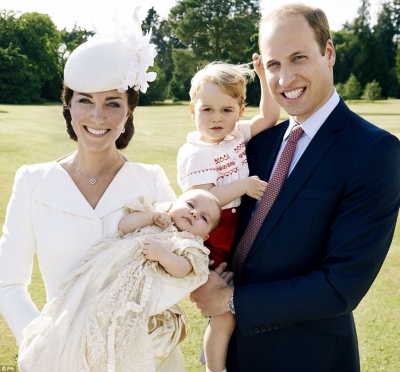 Prinţesa Charlotte şi întreaga familie, inclusiv Regina Elisabeta, la botez. Fotografiile oficiale