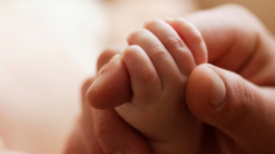 Povestea rom&acirc;ncei care și-a v&acirc;ndut copilul pentru 11.000 de lire sterline