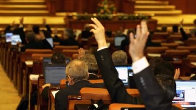 Parlamentarii vor salarii duble! Indemnizaţia deputaţilor şi senatorilor ar urma să fie 9.000 lei