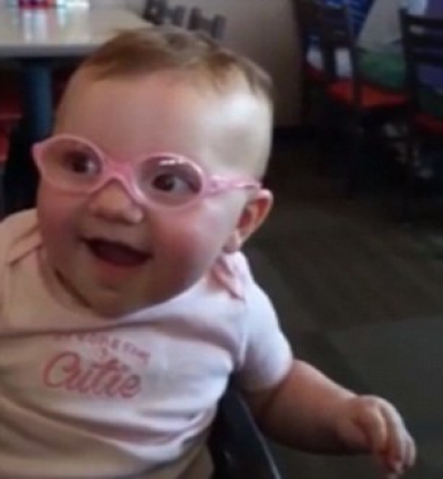 Acest bebeluș cu grave probleme de vedere primește pentru prima dată ochelari. Reacția, emoționantă