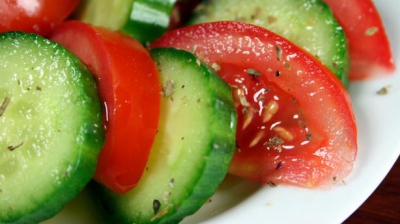 6 Idei inedite de salate de rosii si castraveti pentru slabit