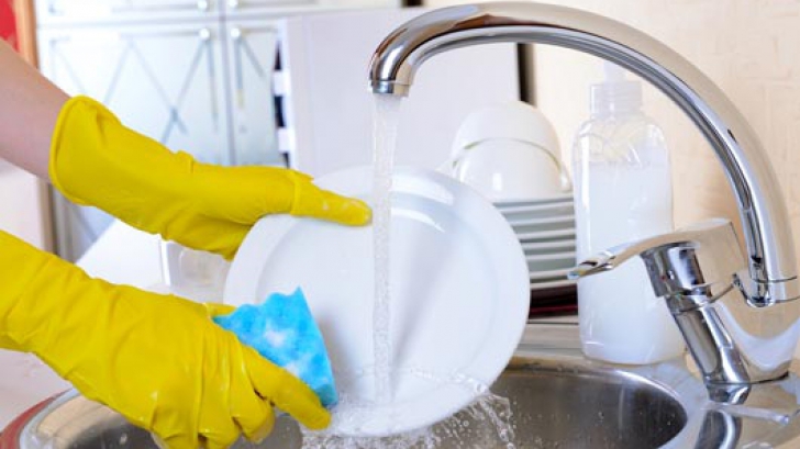 Cum speli corect vasele ca să le păstrezi noi cât mai mult timp