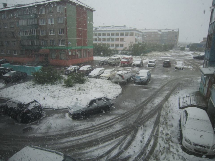 A nins în Rusia: cum arată un oraş după o "ninsoare de vară"