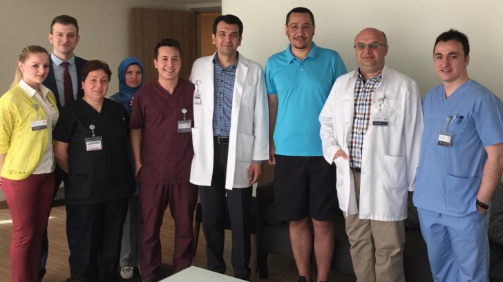Imaginea postată de Ponta pe Facebook: la spitalul din Turcia, cu pantaloni scurți și bărbuță