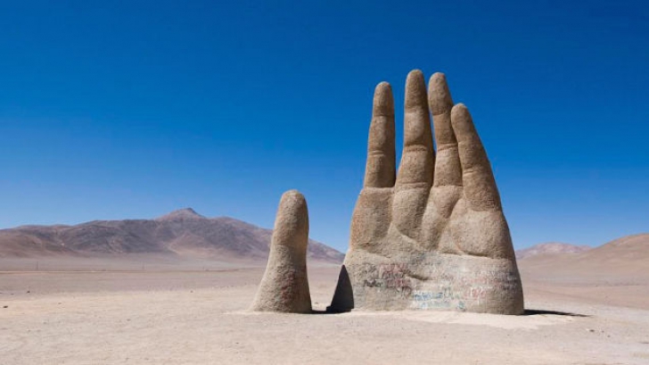Mâna din deșert, o sculptură din anii 1980