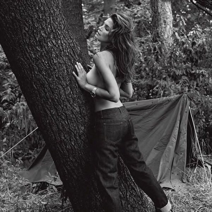 Gest senzaţional: Cindy Crawford, la 49 de ani, topless în pădure