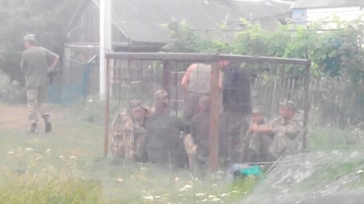 Imagini şocante: cum sunt pedepsiţi militarii din Ucraina prinşi beţi