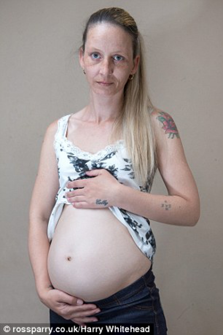 Nimeni nu ştie ce are: a născut în urmă cu un an şi jumătate, dar arată însărcinată în 9 luni