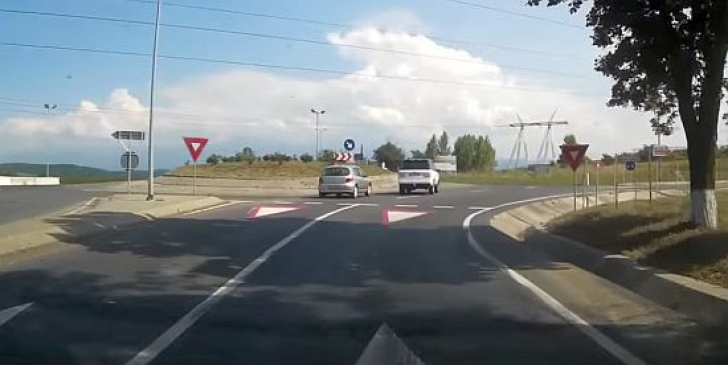 Doi şoferi din Sibiu, filmaţi în timp ce se şicanau în trafic. Au ajuns aproape de accident VIDEO