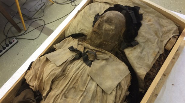 Terifiant: ce au găsit arheologii în sicriul unui episcop mumificat din secolul XVII