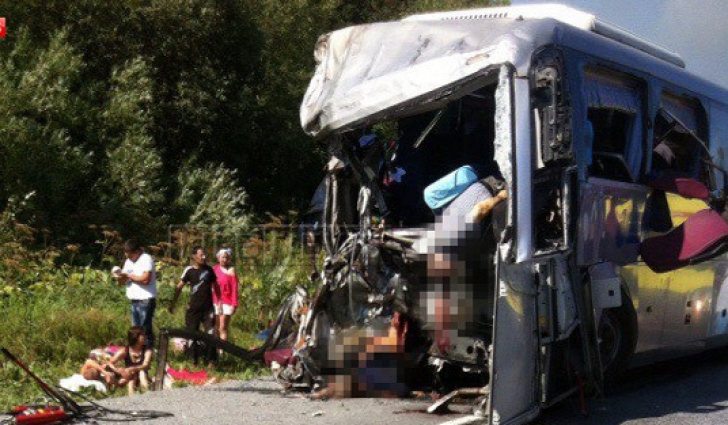 Accident cumplit, din vina unui șofer care a adormit. Autobuz pulverizat de un camion: 11 morți