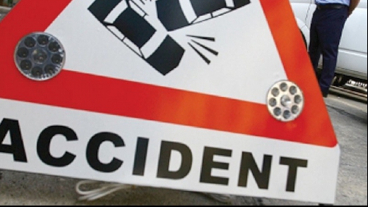 Accident grav în Capitală: un şofer beat a intrat cu maşina într-un stâlp din cauza vitezei