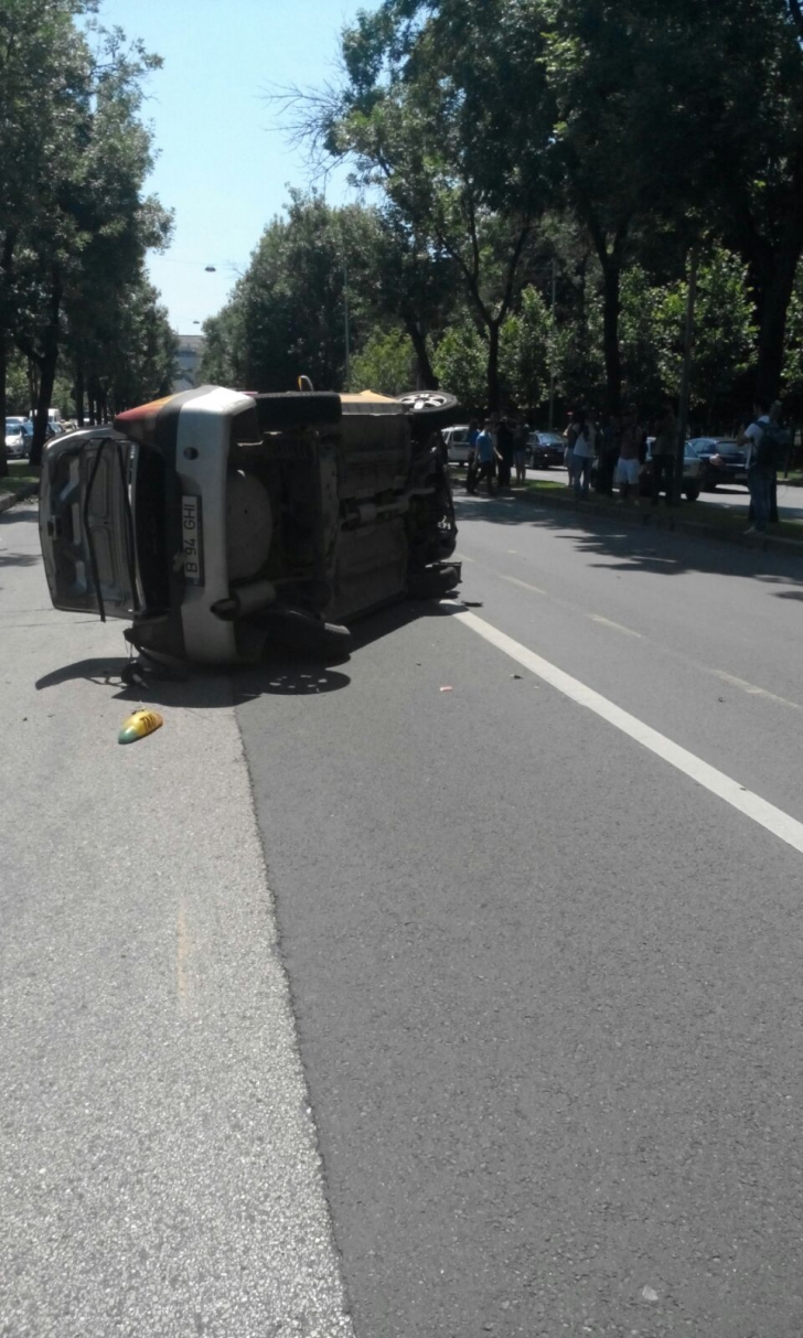 Accident spectaculos în Capitală, pe şoseaua Kiseleff: două persoane, rănite