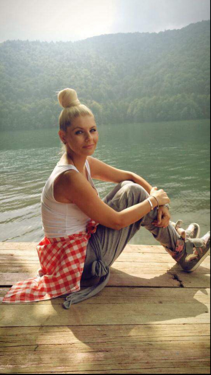 Adina de la Heaven, forţată de iubit să meargă în vacanţă. Cântăreaţa a ajuns la spital, pe perfuzii