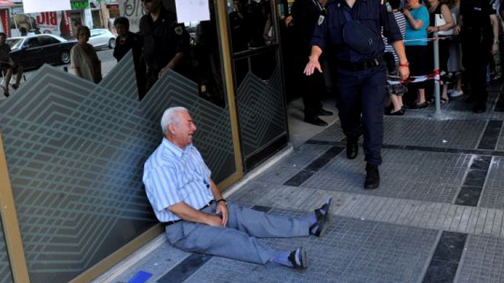 Imaginile durerii în Grecia. Pensionarul care plânge în fața băncii a primit o veste extraordinară