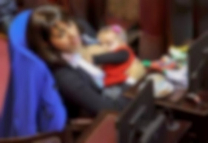 Moment viral. O politiciană şi-a alăptat bebeluşul în timpul şedinţei din Parlament