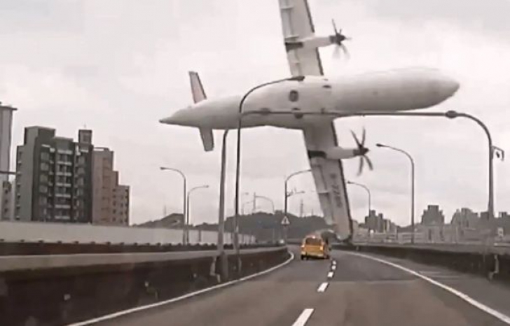 Avionul prăbușit în Taiwan. Greșeala fatală a pilotului care a dus la decesul a 43 de oameni 